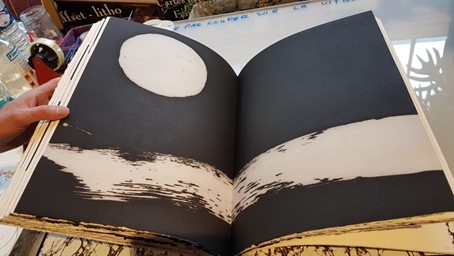 L’Ecclésiaste « Un temps pour tout », traduit de l’hébreu par Ernest Renan. Édition limitée à 210 exemplaires sur Vélin d’Arches. Eaux fortes et lithographies originales d’Olivier Debré – Imprimerie d’Arts des Montquartiers. Photo © Pierre d’Ornano